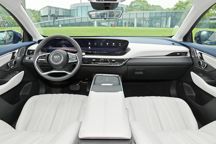 Cuối cùng là việc khi khách hàng chọn mua xe Buick LaCrosse thế hệ mới với bản cao cấp nhất là Aivia sẽ có quyền yêu cầu trang bị thân xe có màu xanh hoàng gia độc quyền.