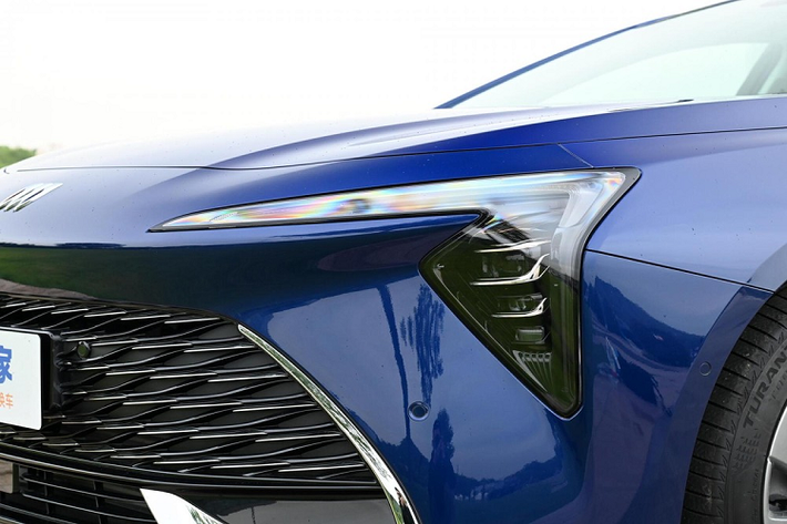 Vòng ra phía sau, Buick LaCrosse thế hệ thứ 4 sẽ được thiết kế theo kiểu “đuôi vịt” hếch lên, kết hợp với đèn hậu kiểu xuyên suốt, có trang trí thêm 1 thanh nẹp mạ crôm, sau cùng là ống xả cỡ lớn. Tùy theo phiên bản mà chiếc sedan cỡ trung Buick LaCrosse sẽ có kích thước bánh xe từ 17 inch đến 19 inch.