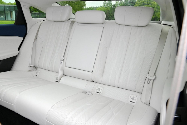 Buick LaCrosse thế hệ mới được trang bị ghế bọc da Moli cao cấp, có chức năng hút gió và mát xa, đồng thời trang bị nút bấm trợ lái. Bảng điều khiển cần số quen thuộc đã bị loại bỏ đi rất nhiều nút bấm vật lý, nhờ đó, giúp xe có khoảng trống để tích hợp 2 chỗ sạc không dây cho điện thoại thông minh.
