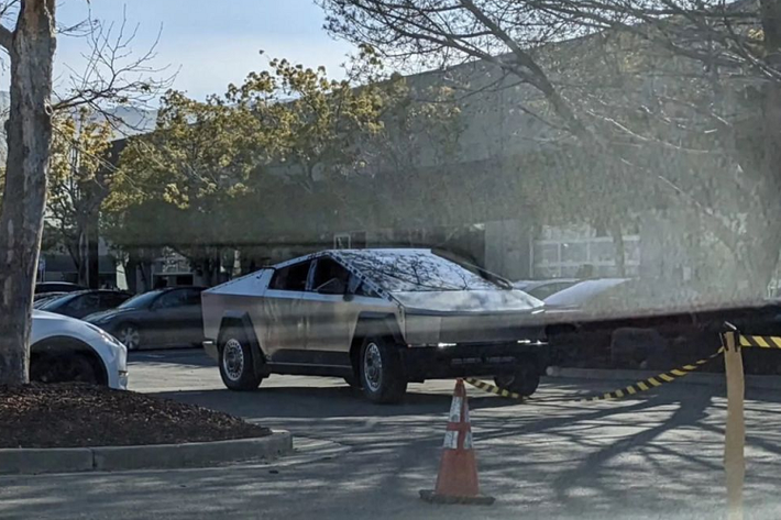 Mới đây, một vài hình ảnh cho thấy chiếc Tesla Cybertruck 2023 mới đang được thử nghiệm tại Los Angeles. Mẫu xe được trang bị mâm xe bằng thép và một loại thiết bị thử nghiệm được gắn bên trên. Khả năng cao, chiếc Tesla Cybertruck này đang được điều chỉnh hệ thống treo.