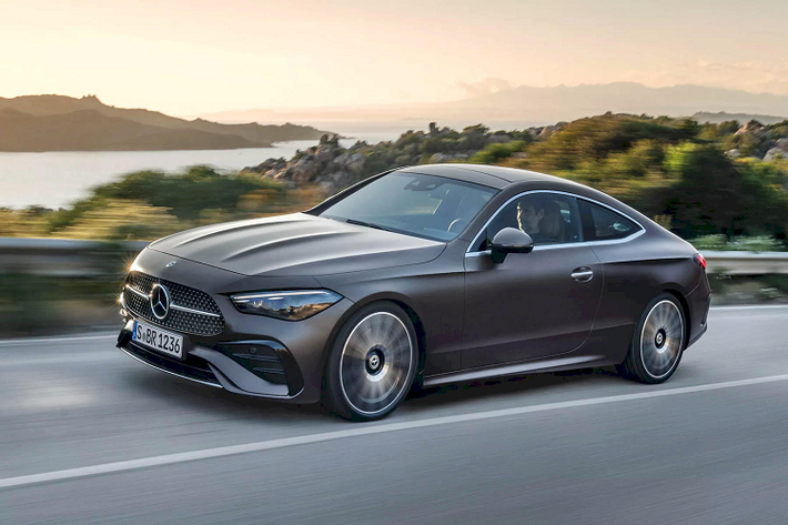 Nếu như trong gần 2 thập kỷ vừa qua Mercedes-Benz liên tục tung ra đủ mọi biến thể của tất cả các dòng xe mà họ có, thì giờ đây nhà sản xuất đến từ nước Đức đang muốn làm điều ngược lại. Họ cho khai tử những chiếc C-Class Coupe và E-Class Coupe, rồi giới thiệu chiếc coupe hoàn toàn mới mang tên Mercedes-Benz CLE 2024 mới để thế chỗ.