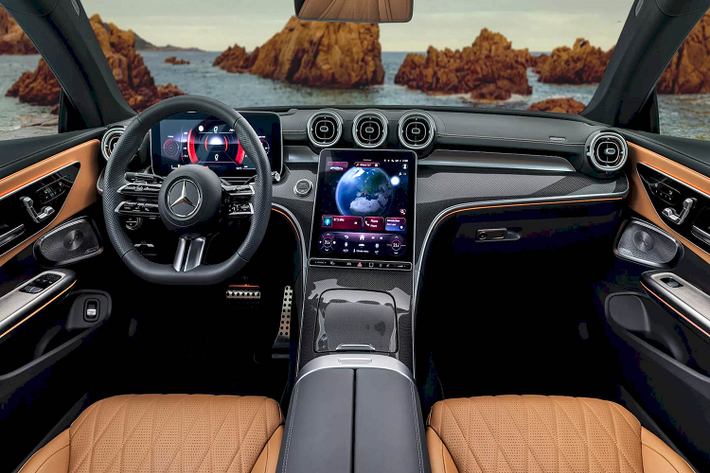 Tuy vậy, thiết kế ngoại hình của Mercedes-Benz CLE 2024 thể thao lại có nhiều đường nét hao hao C-Class Coupe hơn là E-Class Coupe, dường như để nhấn mạnh sự năng động linh hoạt của mẫu xe 2 cửa này. Đầu xe thuôn nhọn, lưới tản nhiệt tương đối hẹp với viền bao quanh cùng màu thân xe và nắp ca-pô gân guốc gợi ý về một khối động cơ mạnh mẽ bên dưới.