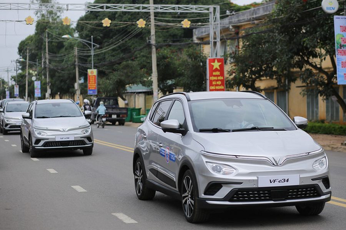Theo chia sẻ của lãnh đạo doanh nghiệp này, việc đưa vào sử dụng xe điện sẽ giúp hãng tiết kiệm được chi phí vận hành và sửa chữa. Bên cạnh đó, lợi thế của xe điện là sự êm ái và yên tĩnh, giúp cho khách hàng thoải mái hơn khi sử dụng dịch vụ của hãng.