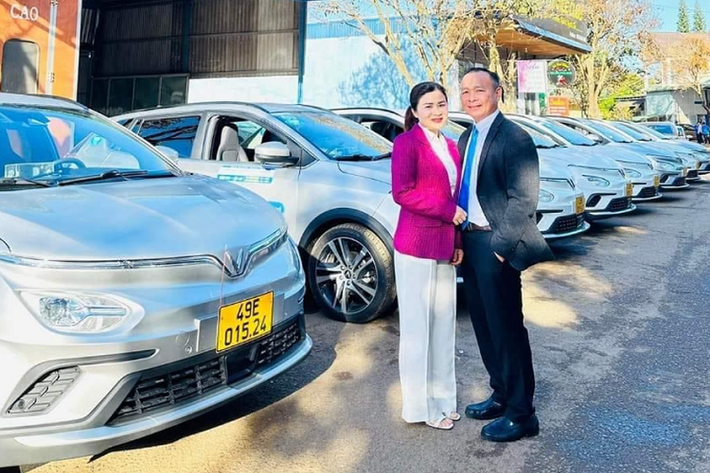 Hồi tháng 5/2022, Lado đã trở thành hãng xe taxi đầu tiên sử dụng ôtô điện tại Việt Nam khi đưa vào vận hành 50 chiếc VinFast e34. Mới đây, hãng taxi này lại tiếp tục bổ sung 18 chiếc Vinfast VF e34 chạy điện nhằm tăng cường đội xe phục vụ khách dịp cuối năm.