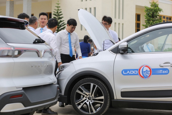 Chính thức ra mắt vào tháng 12/2021, VF e34 là mẫu xe điện điện đầu tiên do hãng VinFast sản xuất, dành riêng cho thị trường Việt Nam. Xe có thiết kế hiện đại, khả năng tăng tốc ấn tượng, vận hành êm ái, được tích hợp nhiều tính năng thông minh.