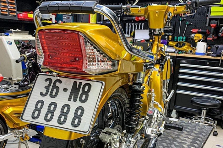 Và với chiếc xe máy Sufat Retot 100cc biển tứ quý 8 (36N8-8888) cũng vậy. Để có được ngoại hình xứng tầm với biển tứ quý 8, anh Tuấn đã đầu tư sắm hàng loạt phụ tùng xịn sò và mất khoảng một năm trời mới có thể dựng nên chiếc xe này. Tổng thể, chiếc xe độ nổi bật với bộ cánh màu vàng, đi kèm đó là bộ tem Honda Dream II cực chất có giá khoảng 600.000 đồng.