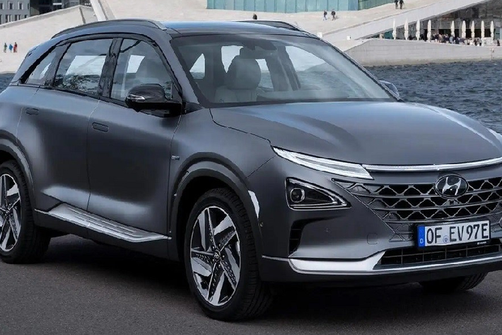 3. Hyundai NexoXe chạy bằng nhiên liệu hydro không thực sự được ưa chuộng tại thị trường Mỹ và Hyundai Nexo đã chứng minh điều đó. Nguyên nhân là bởi cơ sở hạ tầng trạm nạp nhiên liệu hydro ở Mỹ còn rất hạn chế, chủ yếu chỉ tập trung ở bang California. Bên cạnh đó, Hyundai Nexo còn có giá bán không rẻ, khởi điểm từ 61.470 USD. Tuy nhiên, hãng Hyundai vẫn thuyết phục được 105 người mua Nexo trong 6 tháng đầu năm 2023.
