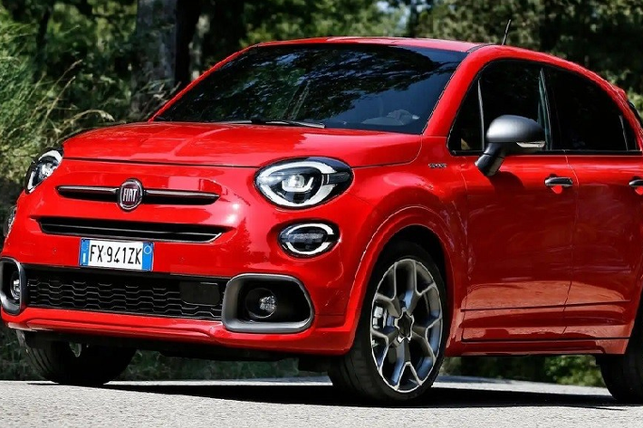 8. Fiat 500X Kể từ khi ra mắt thị trường Mỹ vào năm 2015, Fiat 500X chưa bao giờ có doanh số cao. Nửa đầu năm 2023 cũng không phải là ngoại lệ với doanh số chỉ đạt 277 xe. Nguyên nhân dẫn đến thất bại về doanh số của mẫu xe này chính là thiết kế ít thay đổi theo năm tháng và kích thước nhỏ vốn không hợp thị hiếu của đa số người tiêu dùng Mỹ. Tại thị trường Mỹ, Fiat 500X có giá khởi điểm từ 28.965 USD.