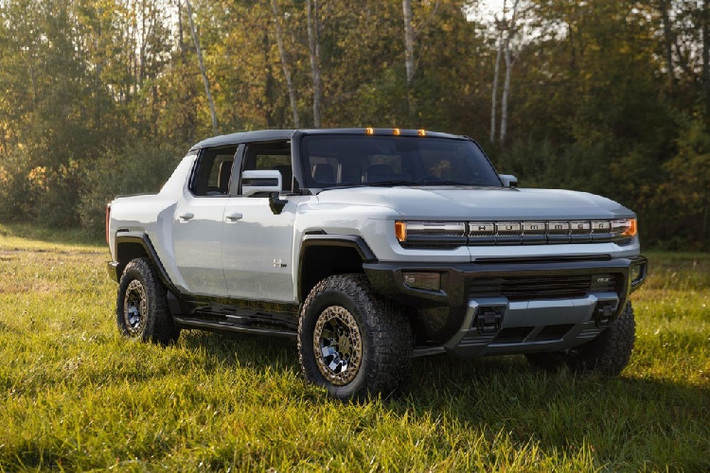 1. GMC Hummer EVGMC Hummer EV từng thu hút rất nhiều sự chú ý khi ra mắt vào năm 2020. Đến tháng 10/2022, tập đoàn GM công bố đã nhận hơn 90.000 đơn đặt hàng dành cho mẫu xe bán tải điện này. Thế nhưng, trong 6 tháng đầu năm nay, GMC Hummer EV chỉ đạt doanh số 65 xe. Giá khởi điểm của GMC Hummer EV ở Mỹ lên đến 106.945 USD, không rẻ chút nào. Bù lại, xe được trang bị 2 hoặc 3 mô-tơ điện, tùy phiên bản. Phiên bản 2 mô-tơ điện có tổng công suất 625 mã lực và mô-men xoắn cực đại 10.033 Nm, theo công bố của tập đoàn GM.