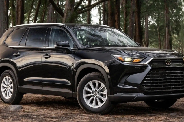 5. Toyota Grand Highlander Grand Highlander là mẫu crossover 3 hàng ghế hoàn toàn mới của hãng Toyota. Đây được xem như phiên bản 7 chỗ của Toyota Highlander. Trong thời gian qua, hãng Toyota mới bán được 159 chiếc Grand Highlander cho khách hàng Mỹ. Điều này không có gì lạ vì xe mới có mặt trên thị trường Mỹ vào đầu tháng 6 năm nay. Tại thị trường Mỹ, Toyota Grand Highlander có 7 phiên bản và giá bán dao động từ 43.070 - 58.125 USD.
