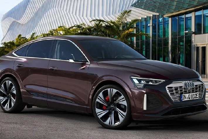 9. Audi Q8 Sportback E-Tron Audi Q8 Sportback E-Tron là mẫu SUV thuần điện được đánh giá cao về cảm giác lái. Tuy nhiên, bấy nhiêu thôi vẫn chưa đủ để thuyết phục khách hàng Mỹ. Đó là lý do vì sao trong 6 tháng năm 2023 vừa qua, chỉ có 340 chiếc Audi Q8 Sportback E-Tron tìm thấy chủ mới tại thị trường ôtô Mỹ. Giá xe Audi Q8 Sportback E-Tron ở Mỹ hiện khởi điểm từ 77.800 USD.