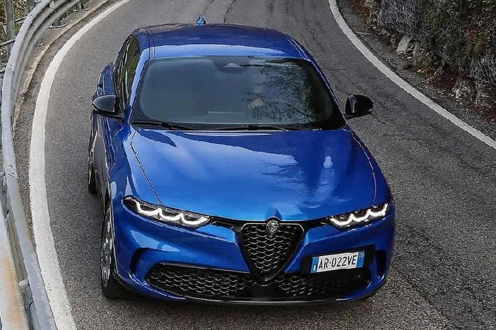4. Alfa Romeo Tonale Alfa Romeo Tonale về cơ bản chỉ là phiên bản "sang chảnh" hơn của Dodge Hornet. Mẫu xe này có giá khởi điểm từ 44.950 USD cho bản Tonale Sprint tiêu chuẩn trong khi bản cao cấp nhất có giá 49.090 USD. Mọi phiên bản của xe đều dùng hệ truyền động plug-in hybrid với máy xăng 4 xi-lanh thẳng hàng, tăng áp, dung tích 1.3L, sản sinh công suất tối đa 285 mã lực. Động cơ này đi với hộp số tự động 6 cấp và hệ dẫn động 4 bánh toàn thời gian.