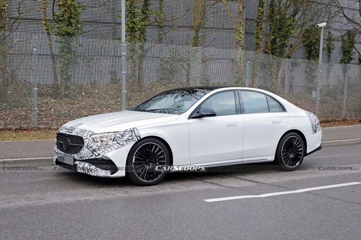 Trước đây, có tin đồn cho rằng mọi động cơ 4 xi-lanh và 6 xi-lanh sắp ra mắt của E-Class sẽ kết hợp với hệ thống Mild-Hybrid hoặc Full-Hybrid để giúp chúng đáp ứng các quy định về khí thải Euro 7. Phiên bản động cơ Mild-Hybrid hứa hẹn sẽ tiên tiến hơn nhiều so với những chiếc E-Class hiện hành và có khả năng hoạt động ở chế độ thuần điện tốt hơn, thay vì chỉ tăng công suất và hiệu suất của động cơ đốt trong.