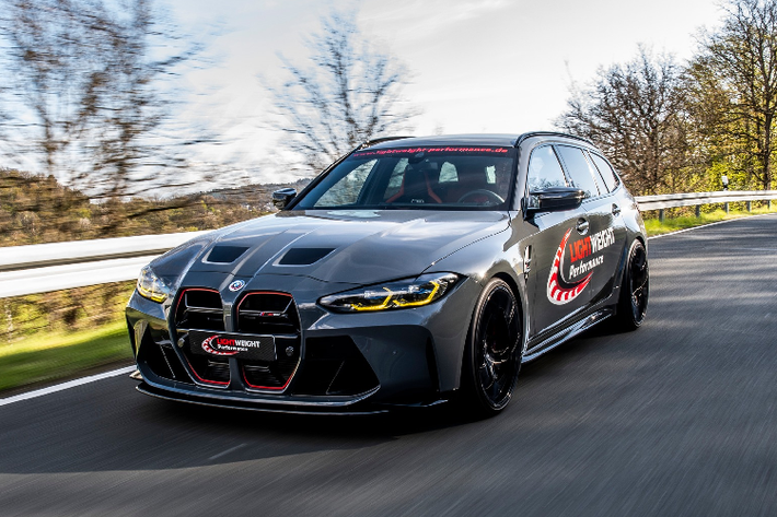 Về phần nội thất của M3 Touring độ CSL cũng được làm mới, tapi và taplo cũng cũng đọc lại màu da mới với tông màu cam. Màn hình trung tâm của xe vẫn giữ 14,9 inch cùng bảng đồng hồ kỹ thuật số 12,3 inch.