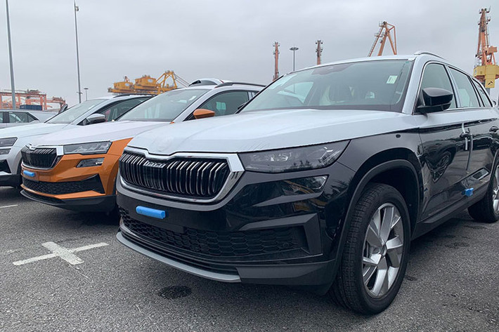 Trước đó, Skoda Karoq 2023 mới cũng từng bị bắt gặp tại trung tâm kiểm định khí thải ở Hà Nội. Từ tháng 10 năm ngoái, Skoda đã ký kết thỏa thuận hợp tác với TC Motor để phân phối 4 mẫu xe Kodiaq, Karoq, Superb và Octavia tại Việt Nam. Hiện tại có thể chắc chắn rằng, sẽ có hai mẫu xe là Kodiaq và Karoq sẽ chính thức được lộ diện trong năm nay.