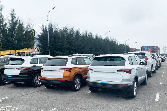 Về ngoại hình, Skoda Karoq được định vị ở phân khúc SUV cỡ C với chiều dài 4.382 mm, chiều rộng 1.841 mm, chiều cao 1.603 - 1.614 mm và chiều dài cơ sở 2.638 mm. So với các mẫu SUV cỡ C khác như Hyundai Tucson hay Mazda CX-5, Karoq có kích thước nhỏ hơn khá nhiều và chỉ ngang ngửa với mẫu xe thuộc nhóm B+/C- là Toyota Corolla Cross.
