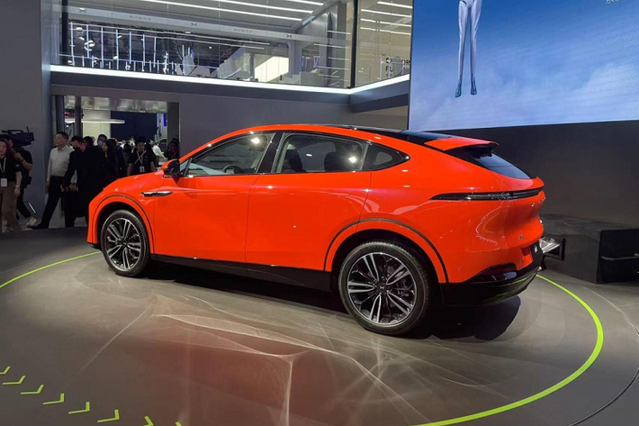 Xe áp dụng phong cách thiết kế gia đình của Xiaopeng Motors, với điểm nhấn là dải đèn vòng và đèn pha tách rời là những đặc điểm chính, phong cách tổng thể rất đơn giản nhưng lại mang đầy hơi hướng công nghệ. Đuôi xe mới tròn trịa, trẻ trung hơn. Mặc dù đèn hậu kiểu xuyên sáng bị ngắt khỏi vị trí chính giữa nhưng cảm giác tinh tế về tổng thể đã được cải thiện.