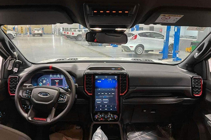 Bên trong, Ford bổ sung một cặp ghế thể thao với những điểm nhấn khác gồm chỉ khâu màu đỏ, vô lăng bọc da cao cấp có sưởi với đệm magie và hệ thống chiếu sáng xung quanh. Các trang bị tiêu chuẩn khác gồm cụm đồng hồ kỹ thuật số 12,4 inch, màn hình cảm ứng trung tâm 12 inch với hệ thống thông tin giải trí SYNC4 và hệ thống âm thanh B&O 10 loa.