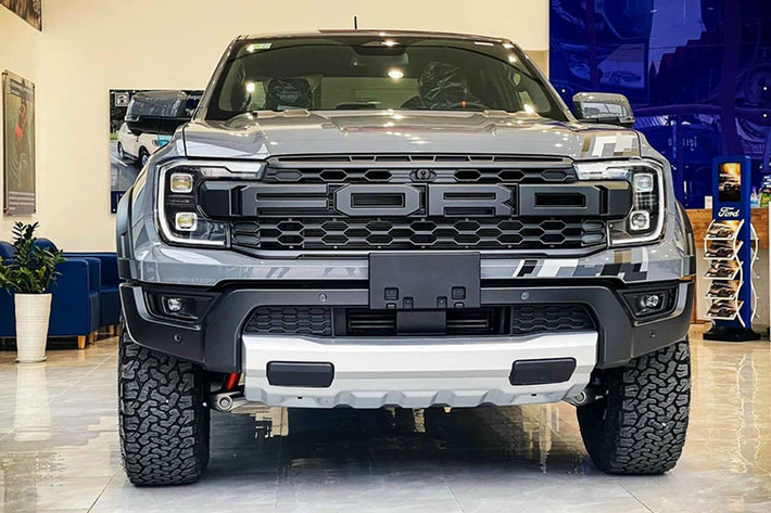 Sự xuất hiện của Ranger Raptor sẽ nâng số lượng phiên bản của Ford Ranger 2023 lên con số 7. Ford Ranger là mẫu xe bán tải có hơn 10 năm liên tiếp dẫn đầu thị trường Việt Nam. Trong cả năm 2022, doanh số bán Ranger đạt 16.477 xe, tăng 5% so với năm 2021.