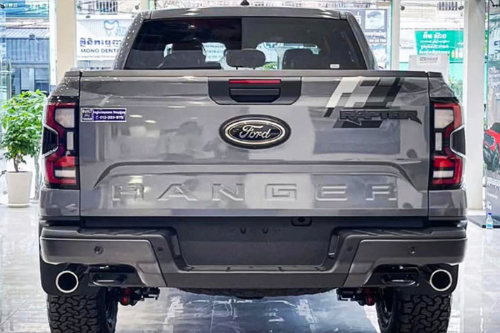 Khối động cơ xăng tăng áp V6 3.0L trên Ranger Raptor 2023 sản sinh công suất 397 mã lực và mô-men xoắn cực đại 583 Nm, kết hợp hộp số tự động 10 cấp và hệ dẫn động 4 bánh toàn thời gian. Trong khi đó, với cỗ máy dầu diesel biturbo 2.0L, Ford Ranger Raptor mới chỉ có 211 mã lực và mô-men xoắn 500 Nm.