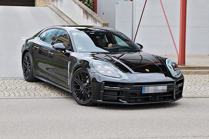 Hiện chưa có thông tin về giá xe Porsche Panamera 2024, nhưng theo thông báo từ phía hãng xe sang thể thao Đức, Panamera thế hệ mới sẽ được mở bán rộng rãi trên toàn cầu từ đầu năm 2024. Dự đoán, sau các thị trường quốc tế, xe sẽ sớm về Việt Nam.