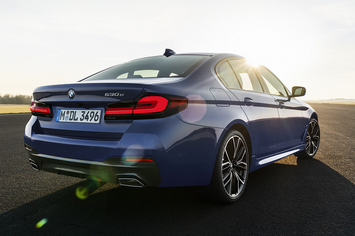 Với sự xuất hiện của BMW i5, 5 Series thế hệ mới sẽ có đội hình hoàn chỉnh nhất lịch sử với các bản xăng, dầu, hybrid sạc điện PHEV và thuần điện. Trong đó, bản PHEV đáng chú ý nhất khi được trang bị động cơ xăng V8 kết hợp mô tơ điện cho sức mạnh lên tới 750 mã lực.