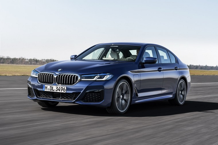 Cũng theo Autocar, BMW i5 chạy điện mới sẽ ra mắt cùng thời điểm với 5 Series 2023 và được trang bị 2 phiên bản động cơ. Phiên bản tiêu chuẩn sử dụng mô tơ đơn dẫn động cầu sau (335 mã lực) và các bản cao cấp hơn có mô tơ đôi hai cầu (536 mã lực).
