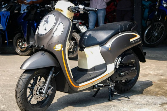 Honda Scoopy 2023 mới hướng đến những khách hàng trẻ yêu thích thời trang với những tông màu khác biệt. Xe có 4 cấu hình với cách phối màu độc đáo là thể thao (Sporty), thời trang (Fashion), uy tín (Prestige) và phong cách (Stylish).