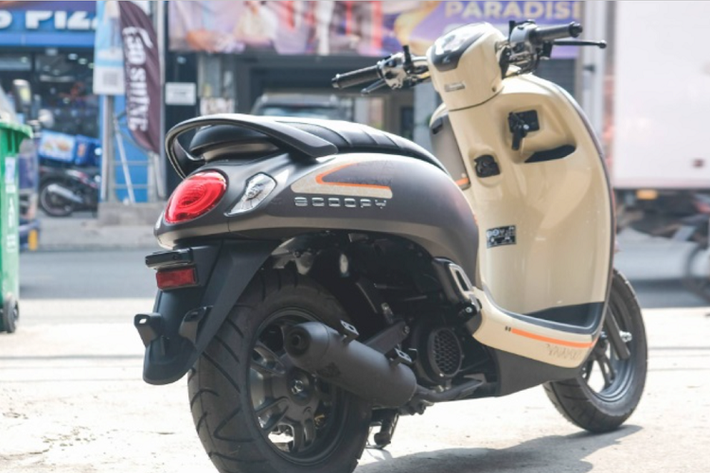 Về thiết kế, mẫu xe ga được ưa chuộng của Honda tại Indonesia được trang bị đèn pha LED với thiết kế kiểu tròn cổ điển. Đồng hồ tích hợp màn hình LCD, hiển thị đầy đủ thông tin xe. Tính năng tiện dụng với cổng sạc USB, khóa thông minh, hộc đồ dưới yên dung tích lớn và bình xăng 4.2L.