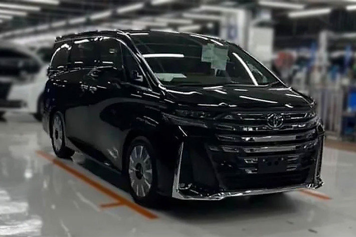 Nằm chính giữa đầu xe là lưới tản nhiệt cỡ lớn với những chi tiết mạ crôm nằm ngang như vạch kẻ, tạo sự tương đồng với đèn LED định vị ban ngày. Lưới tản nhiệt có thiết kế không viền và tích hợp đèn LED định vị ban ngày của Toyota Alphard 2024 không khỏi khiến nhiều người liên tưởng đến Hyundai Tucson thế hệ mới.