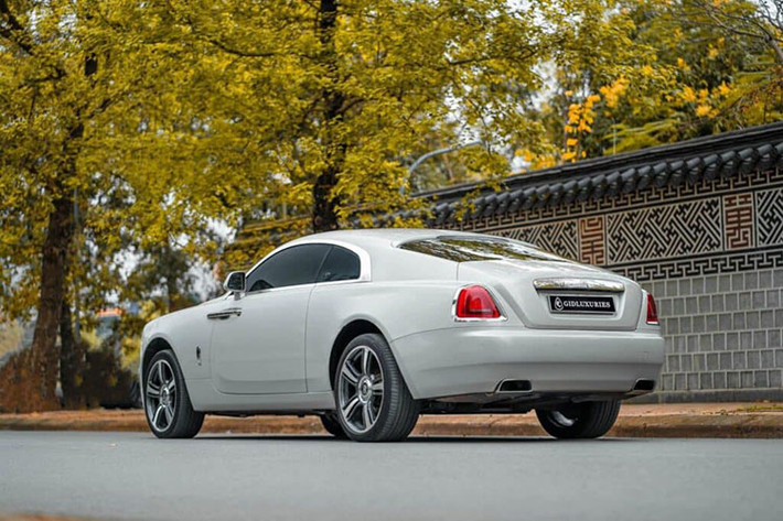Giá mua bán chiếc coupe siêu sang Rolls-Royce Wraith của Huấn hoa hồng không được tiết lộ nhưng có thể thấy, phiên bản Series I thường được chào bán từ 10 tỷ đến 15 tỷ đồng, tùy độ đẹp, cấu hình và tất nhiên còn có năm sản xuất và xe đã chạy được quãng đường bao nhiêu km.