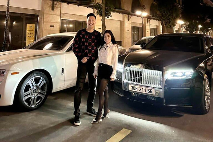 Bùi Xuân Huấn được nhiều người biết đến với biệt danh Huấn "hoa hồng" từ lâu đã nổi tiếng là một tay giang hồ mạng. Trong vài năm trở lại đây, anh được chú ý khi sưu tầm và mua đi bán lại các mẫu xe biển đẹp như tứ quý hay ngũ quý từ khắp các tỉnh thành để kiếm lời. Tuy nhiên kể từ ngày 15/8/2023 khi việc cấp biển số định danh được thực hiện, cũng là lúc các cò xe biển đẹp Huấn hoa hồng hết đường kiếm ăn.