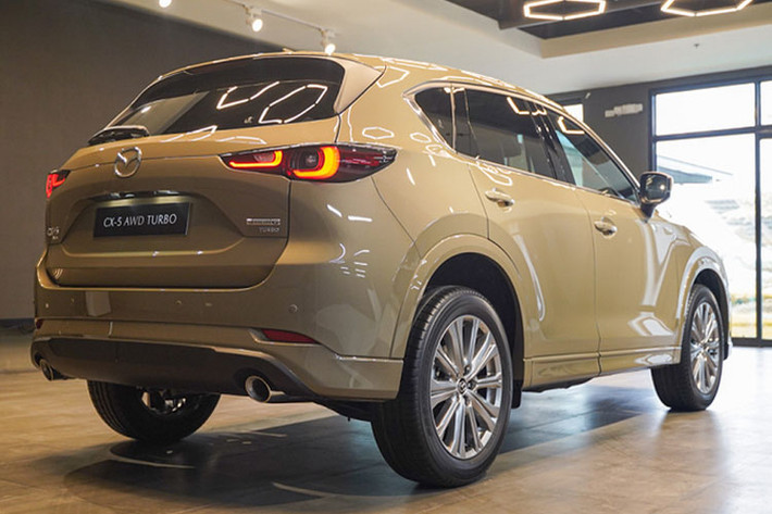 Trang bị của Mazda CX-5 2023 ở Indonesia bao gồm; ghế bọc da, ghế chỉnh điện/nhớ vị trí, màn hình giải trí 8 inch, hỗ trợ Apple CarPlay/Android Auto, hệ thống âm thanh Bose 10 loa, màn hình hiển thị thông tin kính lái HUD, sạc điện thoại không dây, gương chiếu hậu chống chói, camera 360 độ, cảm biến đỗ xe phía trước, hỗ trợ phanh khi lùi, hệ thống kiểm soát hành trình bằng radar,...
