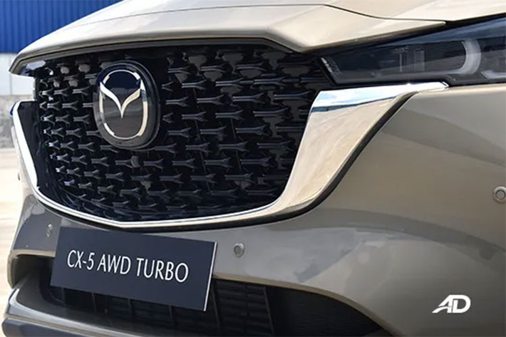 Hiện giá xe Mazda CX-5 Carbon Turbo 2023 tại thị trường Mỹ vẫn chưa được công bố. Theo một số nguồn tin, trong năm nay, Mazda CX-5 phiên bản nâng cấp giữa vòng đời sẽ chính thức ra mắt Việt Nam. Trước đó, một chiếc Mazda CX-5 2023 đã từng bị bắt gặp khi đang được vận chuyển trên đường phố Việt.