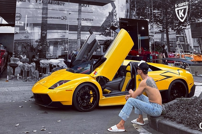 Chính vì vậy, dù bất kỳ ngày nào trong tuần, showroom của K-Supper luôn có bóng dáng của 1 chiếc siêu xe Lamborghini xuất hiện, đó có thể là dòng Gallardo lâu đời, Murcielago hay mới hơn là Huracan và Aventador, đỉnh điểm, showroom do Khanh Supper làm chủ từng có 5 chiếc Lamborghini góp mặt.
