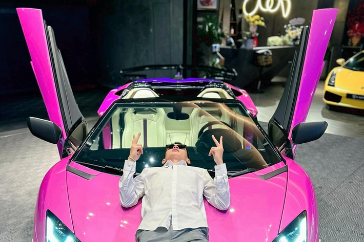 Chiếc xe Lamborghini Huracan STO đầu tiên về nước có ngoại thất sơn màu Blu Laufey, xe thuộc sở hữu của 1 đại gia ở tỉnh Bà Rịa - Vũng Tàu. Lamborghini Huracan STO vẫn sở hữu khối động cơ V10, dung tích 5.2 lít có sức mạnh tương đương bản EVO.