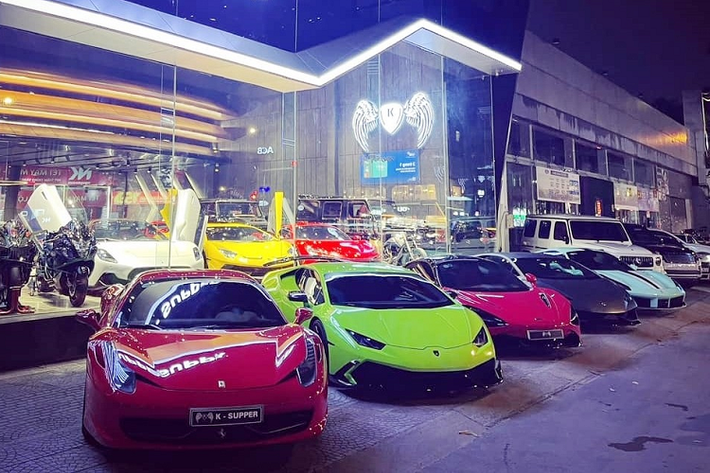 Dòng siêu xe Lamborghini Huracan, Phan Công Khanh còn âm thầm mang về nước chiếc xe EVO, bản nâng cấp giữa vòng đời của Lamborghini Huracan, ngoài ra, Khanh Supper còn từng giao dịch qua lại rất nhiều siêu xe Huracan đã qua sử dụng, và tất nhiên không thể thiếu Aventador bản Coupe và Roadster.