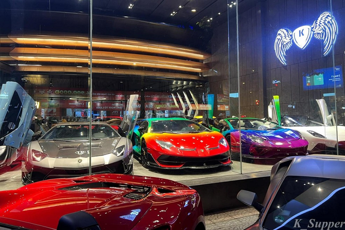 Ngoài cặp đôi siêu xe Lamborghini Aventador SVJ, Phan Công Khanh còn từng mang về nước chiếc siêu xe Lamborghini Huracan Super Trofeo Omologata hay còn gọi là STO, một biến thể xe đường phố bước ra từ đường đua đã được hãng xe Lamborghini cho ra mắt vào năm ngoái.