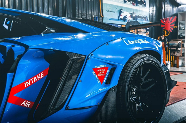 So với bản tiêu chuẩn, hãng độ Liberty Walk đã mang đến ngoại hình hiếu chiến hơn cho Lamborghini Aventador Limited Edition 50 nhờ bộ body kit thân rộng đặc trưng của thương hiệu, với các vòm bánh xe rộng được cố định bằng đinh tán, cánh gió đuôi khổng lồ, nắp capô carbon mới cùng việc thêm rất nhiều chi tiết carbon cho ngoại thất.