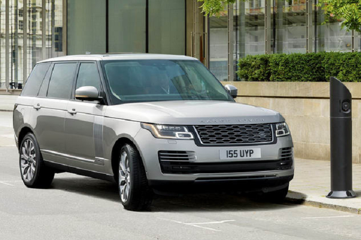 Tại thị trường Mỹ, giá xe Range Rover 2023 mới được niêm yết từ 107.400 USD (tương đương hơn 2,5 tỷ đồng), với trang bị động cơ tăng áp I6 dung tích 3.0L cho công suất 394 mã lực và 500 Nm lực kéo.
