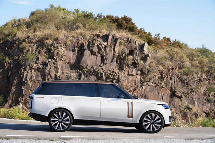 Quay trở lại với câu chuyện của nhà Land Rover, thành công đột phá trong năm nay phải kể đến công đầu của thế hệ sản phẩm hoàn toàn mới Range Rover - ra mắt thị trường thế giới từ năm 2021 và cũng đã nhanh chóng cập bến thị trường Việt Nam cách đây một năm. Mẫu SUV Anh Quốc này cũng đã nhanh chóng giành được giải thưởng "Mẫu xe có khách hàng trung thành nhất" phân khúc SUV full size hạng sang năm 2022 do S&P Global Mobility trao tặng.