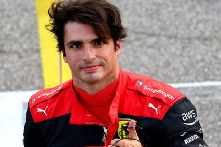 Xếp thứ 5 là tay đua Carlos Sainz khi kiếm được 12 triệu USD (281 tỷ đồng) mỗi năm.