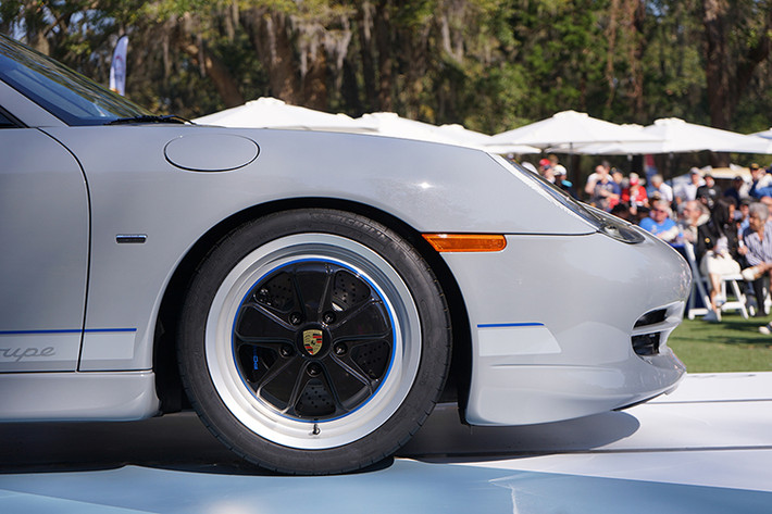 Giao dịch chiếc Porsche 911 Classic Club Coupe hơn 2 triệu USD diễn ra thành công tại buổi đấu giá Broad Arrow, được tổ chức như một phần của lễ kỷ niệm 75 năm thành lập Porsche tại Trung tâm Trải nghiệm Porsche ở Atlanta, Georgia cùng với 74 cuộc đấu giá khác.