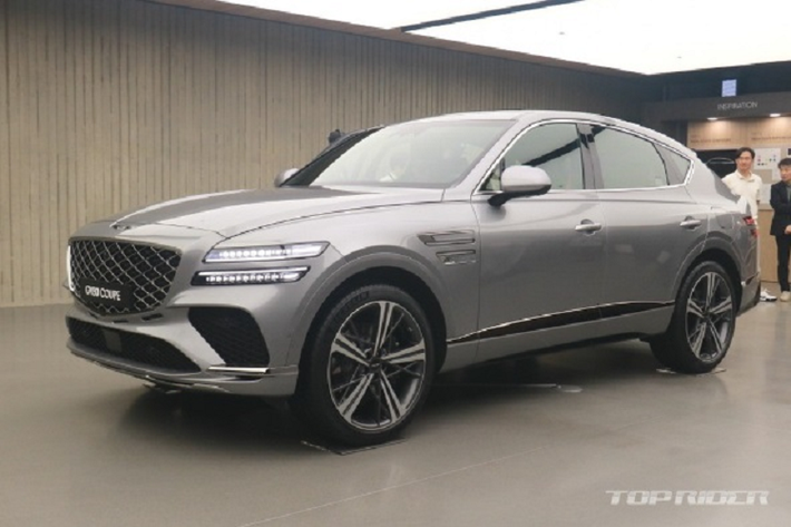 Phía đuôi xe của Genesis GV80 Coupe tuy không có dải đèn hậu LED đôi kéo dài như bản concept nhưng vẫn giữ được thiết kế đường viền nóc xe khí động học và cánh lướt gió kiểu đuôi vịt. Bên dưới cản sau là 2 đầu ống xả giả mạ crôm và có thiết kế hình chiếc khiên giống lưới tản nhiệt.