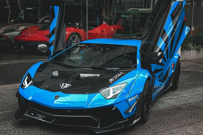 Sau một thời gian “mất tích”, Lamborghini Aventador LP 700-4 độ Liberty Walk phiên bản giới hạn bất ngờ xuất hiện trên đường phố Sài Gòn. Sự xuất hiện của “siêu bò” thu hút không ít ánh nhìn của người đi đường, nhất là giới mê xe trong nước.