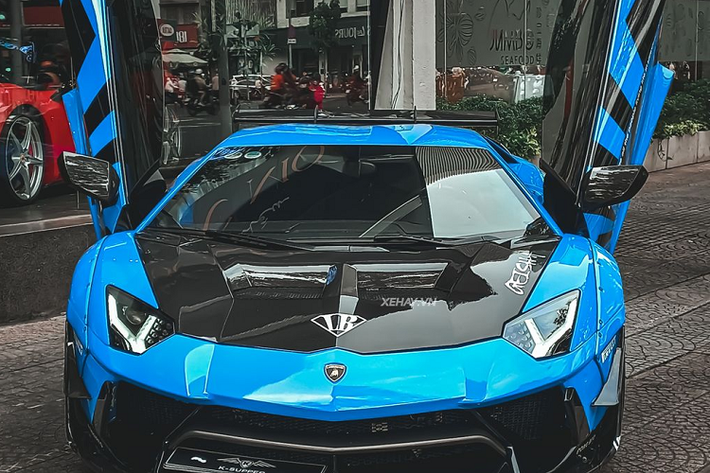 Trước đó, “siêu bò” từng được “khoác” trên mình nhiều “bộ áo” khác nhau như: xám nhám, crôm tán sắc, crôm xanh lam, trắng, hồng nhám,… . Trong số hàng chục siêu xe Lamborghini Aventador đang lăn bánh tại Việt Nam, chỉ có duy nhất một chiếc Aventador Limited Edition 50 - bản "độ khủng" đến từ hãng độ Nhật Bản Liberty Walk.