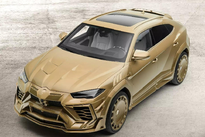 Hông xe cũng được thiết kế cắt xẻ góc cạnh với các khe gió, đi kèm logo Mansory. Nắp ca-pô được thay thế bằng loại đặc biệt giúp tăng hiệu quả nạp gió. Những thay đổi về thân xe tiếp tục dọc theo hai bên với vòm bánh xe loe ra và các tấm chắn bên mở rộng.