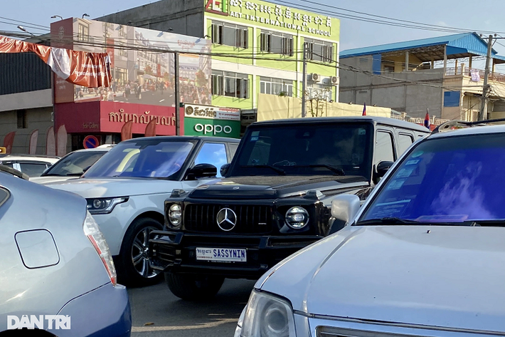 Giống như thị trường Việt Nam, Mercedes-AMG G 63 được giới nhà giàu Campuchia yêu thích và tin dùng với số lượng khá nhiều. Xe đang được phân phối chính hãng lẫn tư nhân ở nước ta với giá khoảng 10,9-13 tỷ đồng. Hiệu năng của Mercedes-AMG G 63 gây ấn tượng bởi cỗ máy V8 tăng áp kép 4.0L cho công suất tối đa 577 mã lực và lực kéo 850Nm, mang đến khả năng tăng tốc 0-100km/h trong 4,5 giây.