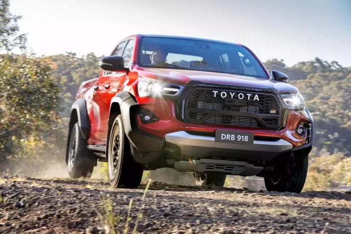 Khoang cabin Toyota Hilux GR Sport 2023 không tạo nhiều ấn tương như phần ngoại thất, khi thế hệ hiện tại cũng ra mắt gần 8 năm trên thị trường. So với bản thường, GR Sport được tạo điểm nhấn bởi các huy hiệu GR trên vô lăng, tựa đầu, dây an toàn hay bàn đạp kiểu thể thao. Trong khi đó hệ thống thông tin giải trí và giao diện lái không có nhiều thay đổi.