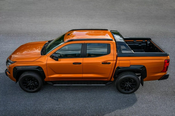 "Trái tim" của Mitsubishi Triton 2023 là động cơ diesel 4 xi-lanh, tăng áp, dung tích 2.4L hoàn toàn mới với 2 mức sức mạnh: 184 mã lực/430 Nm và 204 mã lực/470 Nm. Động cơ kết hợp với hộp số sàn 6 cấp hoặc tự động 6 cấp. Hệ dẫn động của xe là loại 1 cầu hoặc 2 cầu Super Select Full-time 4WD II. Hệ dẫn động 2 cầu của xe có 4 chế độ điều chỉnh là 2H, 4H, 4HLC và 4LLC.